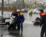 颱風來襲寸步難行 警逆風救人車