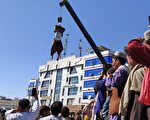 塔利班在城市广场用吊车悬挂尸体示众