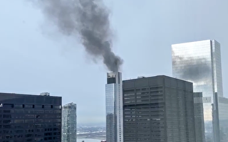曼哈顿在建豪宅大楼施工不慎 屋顶起火浓烟滚滚